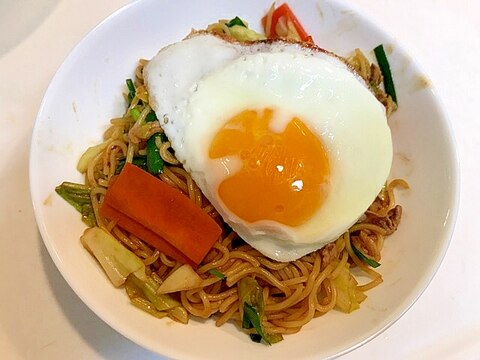 ニラたっぷりでパワーアップ☆目玉焼きそば